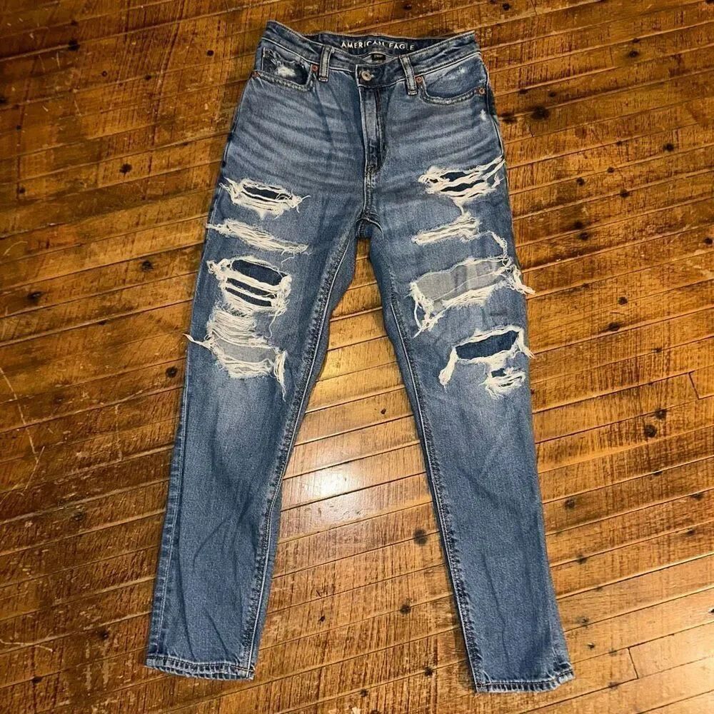 American Eagle destroyedβmedium wash 00 short normcore mom jeans